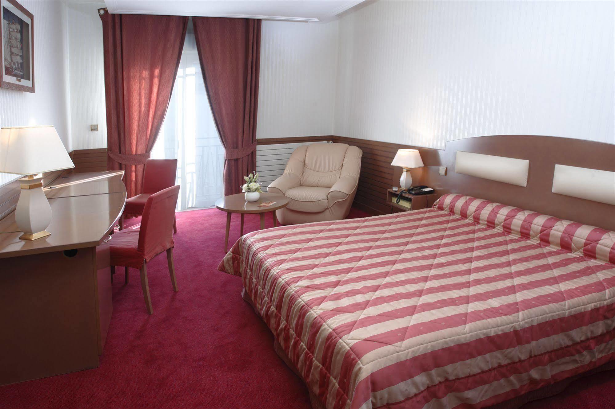 Hotel Le Berry Saint-Nazaire Bagian luar foto