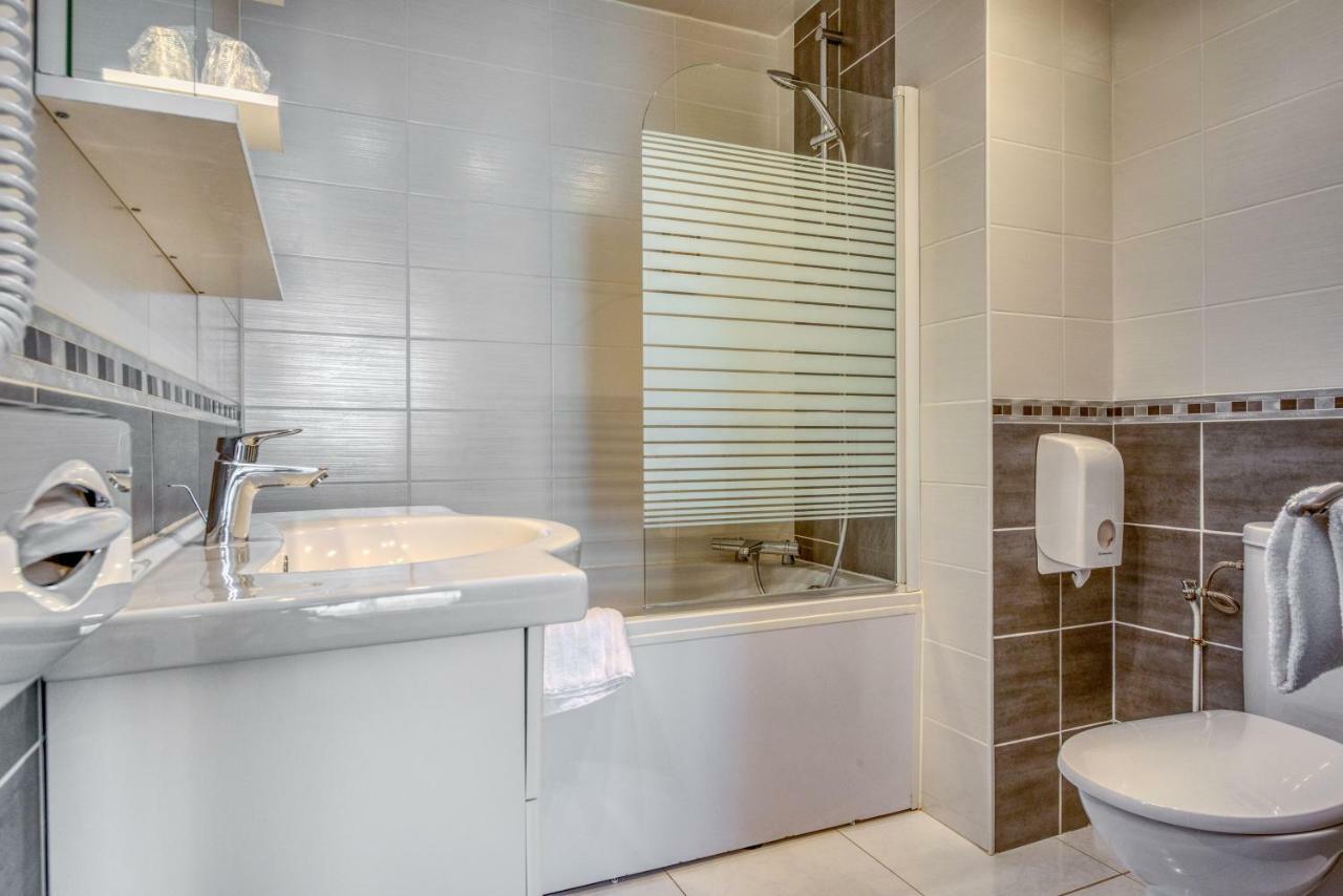 Hotel Le Berry Saint-Nazaire Bagian luar foto